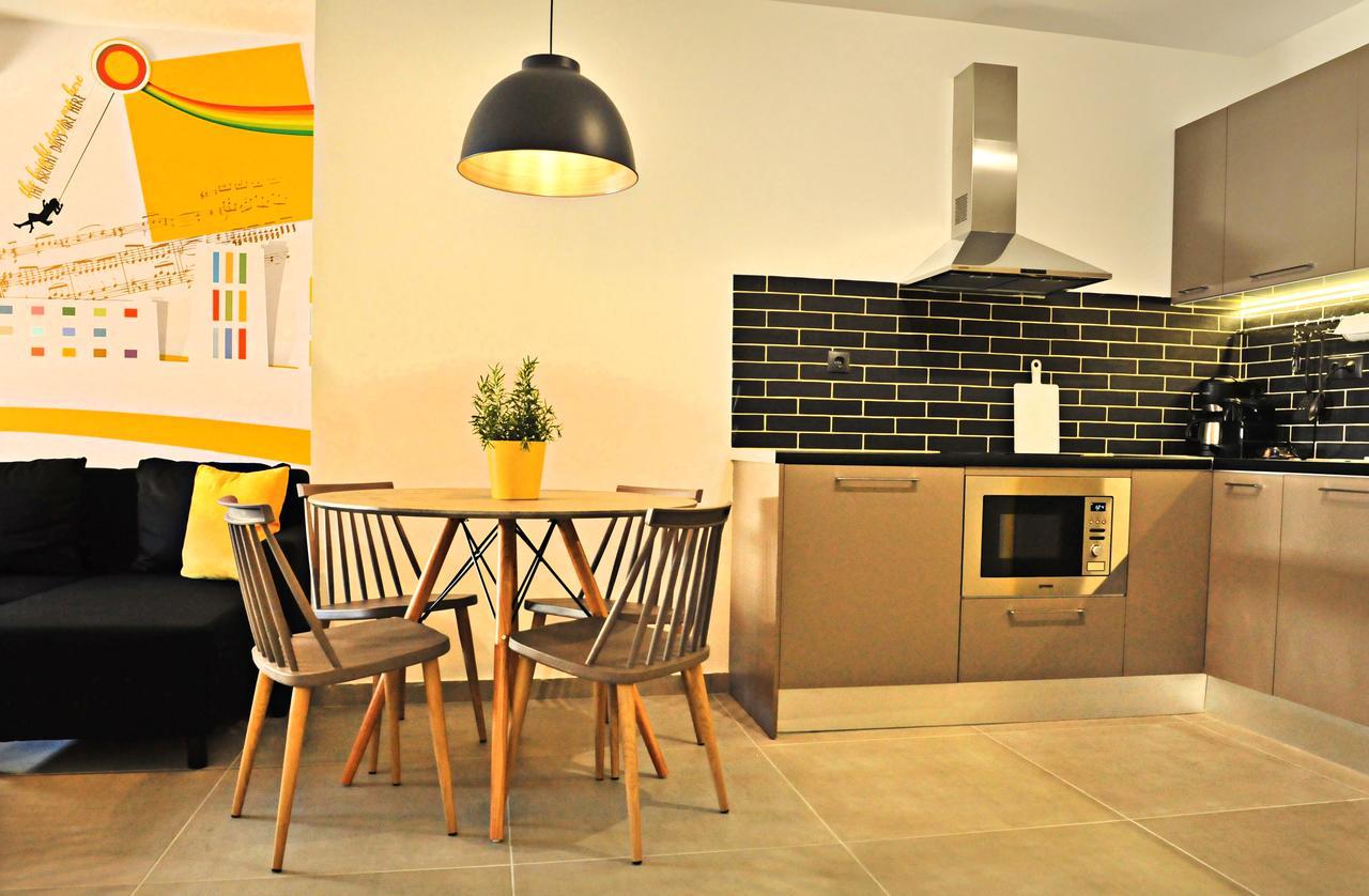 The Athenians Modern Apartments Bagian luar foto