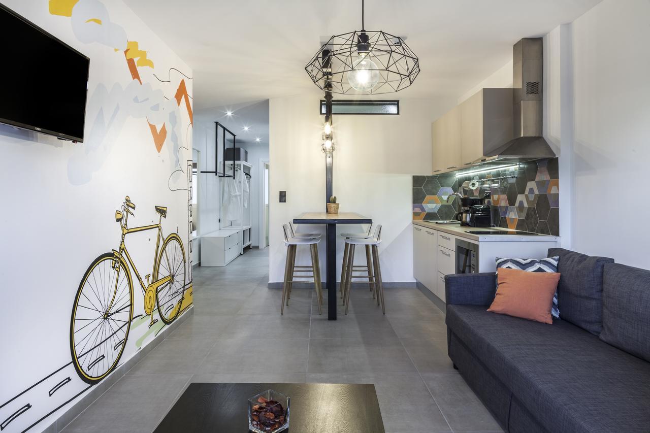 The Athenians Modern Apartments Bagian luar foto