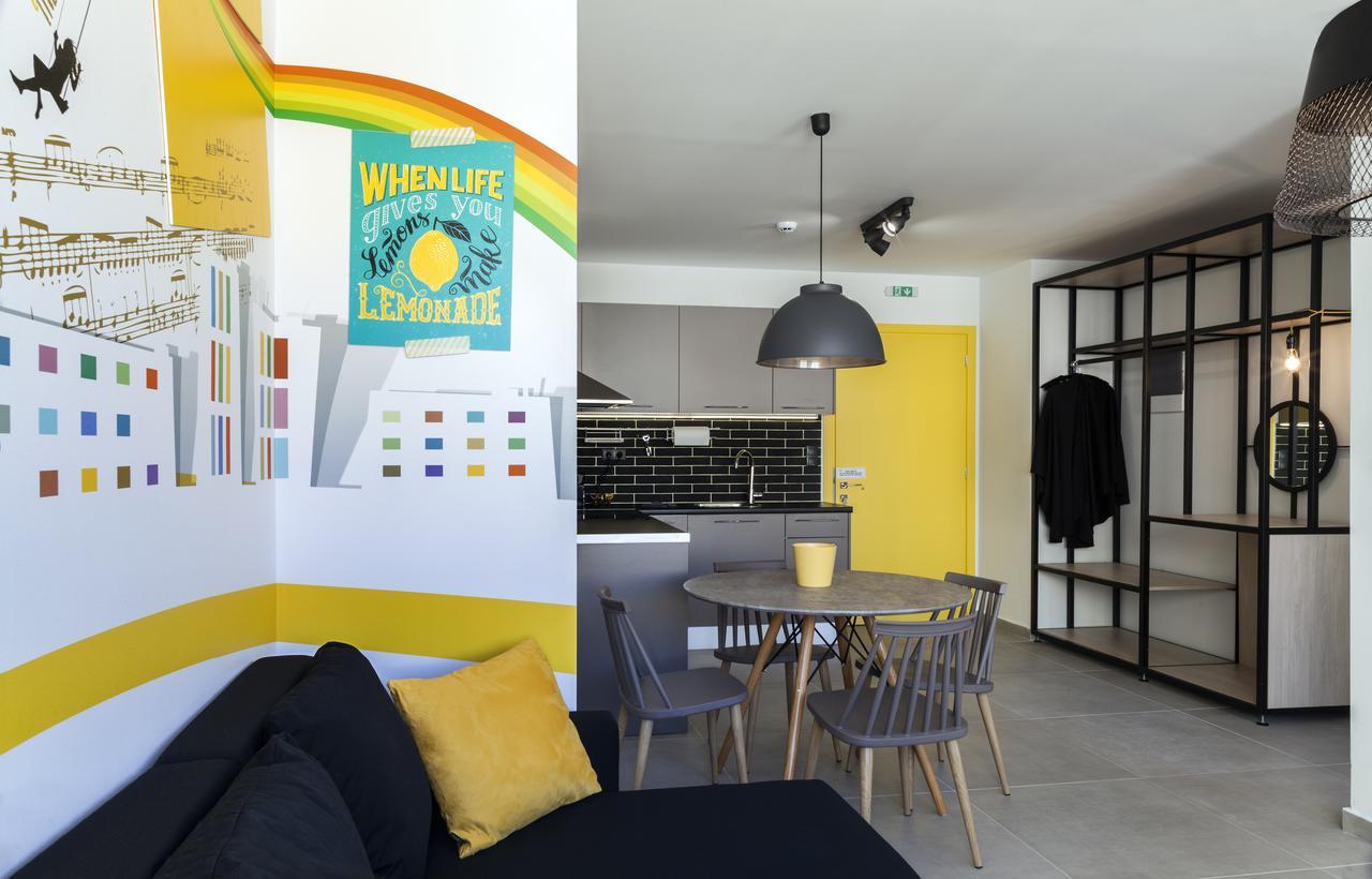 The Athenians Modern Apartments Bagian luar foto